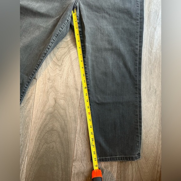 Ralph Lauren Jeans Classic Straight Women’s Size 16
Gray distressed Jeans - Picture 11 of 13